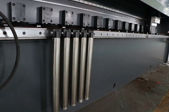 Το μέταλλο φύλλων CNC έκοψε τη μηχανή 1250x6000Mm, UV κατακόρυφος Β μηχανή 0.4mm αυλάκωσης