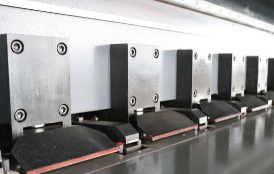 Το μέταλλο φύλλων CNC έκοψε τη μηχανή 1250x6000Mm, UV κατακόρυφος Β μηχανή 0.4mm αυλάκωσης