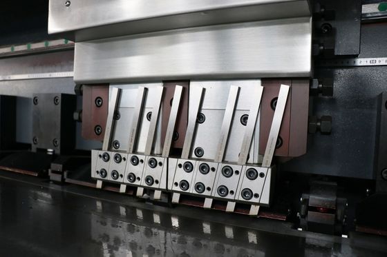 Το μέταλλο φύλλων CNC έκοψε τη μηχανή 1250x6000Mm, UV κατακόρυφος Β μηχανή 0.4mm αυλάκωσης